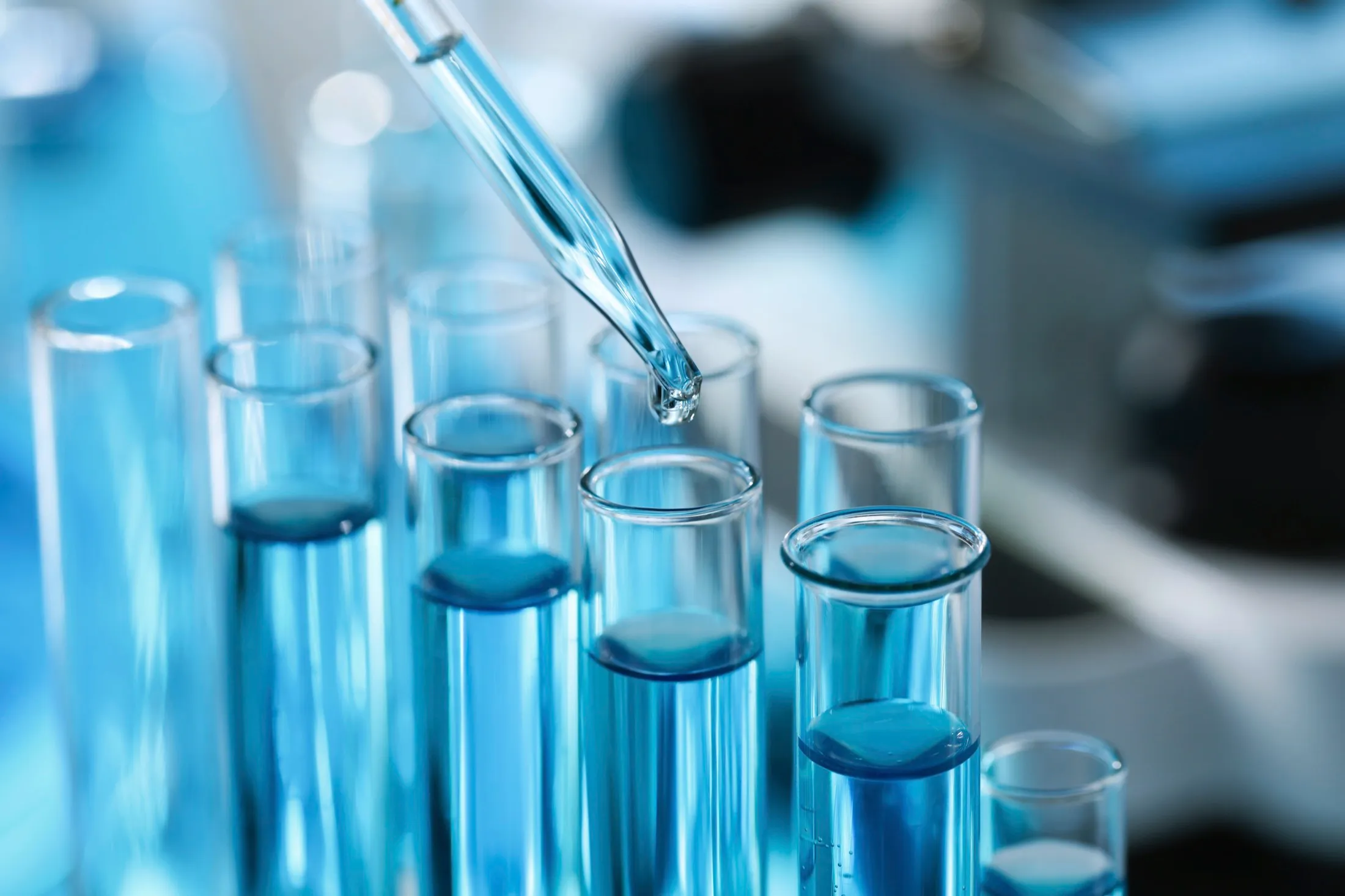 Pipette und Reagenzgläser in einem Forschungslabor