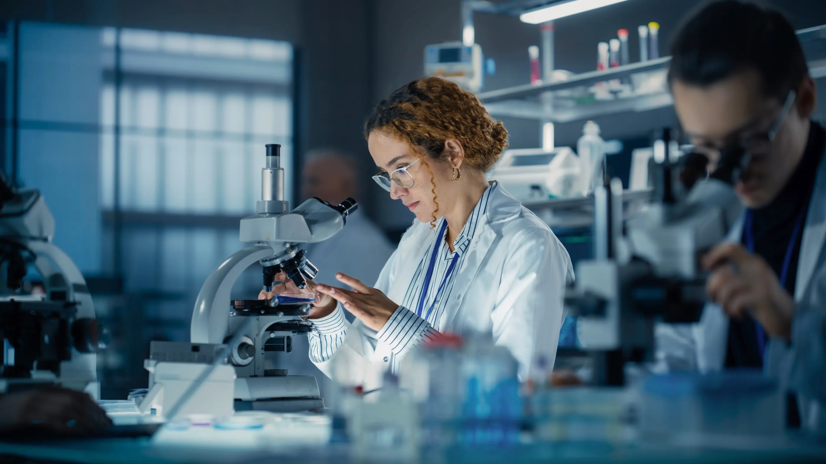 Forschende bei der Arbeit in einem medizinischen Labor